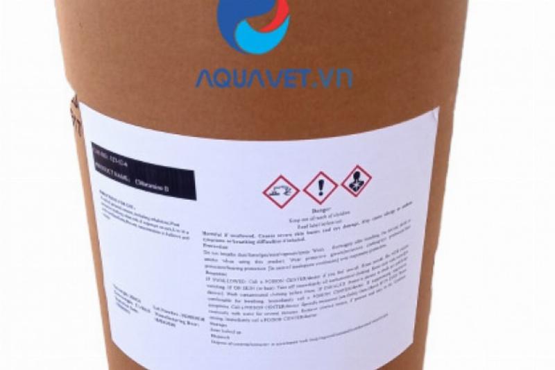 Người dùng đang cân bột Cloramin B để pha dung dịch 0.5% sát khuẩn sàn nhà và vật dụng trong gia đình, đảm bảo an toàn vệ sinh.